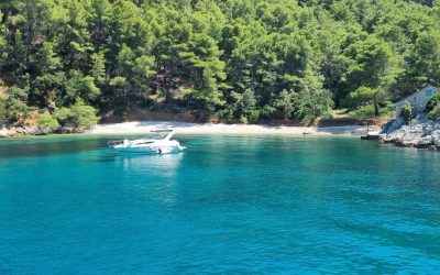 Otkrivanje skrivenih uvala motornim brodom na dalmatinskoj obali